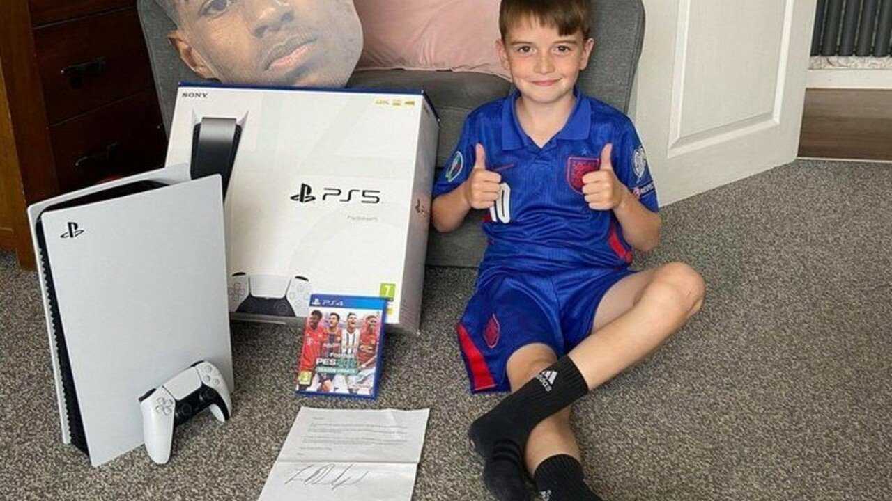 L'attaccante inglese Marcus Rashford premia un bambino di 9 anni con PS5 per il lavoro di beneficenza