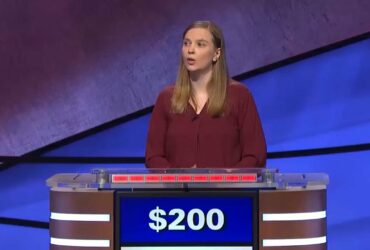 Casuale: Sony Plasters PS5 All Over American Game Show Jeopardy