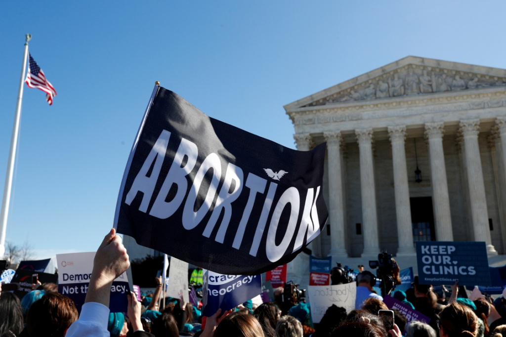 La Corte Suprema degli Stati Uniti vieta ai fornitori di aborti di interrompere la gravidanza una volta rilevato il battito cardiaco fetale.
