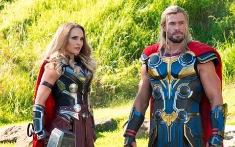 L'immagine di Thor: Love and Thunder appena pubblicata mostra Thor e Jane Foster pronti a combattere fianco a fianco