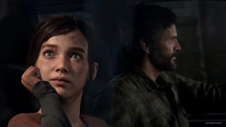 Come per l'immagine precedente, il nuovo modello del personaggio di Ellie e i miglioramenti all'impianto di illuminazione rendono il remake più realistico, mentre l'originale è molto più stilizzato in confronto.  È importante notare che scene come questa sono state pre-renderizzate su PS3 e PS4.