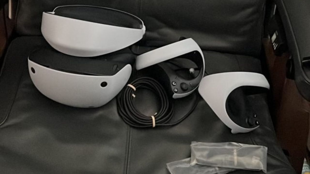 La foto trapelata di PS VR2 mostra l'auricolare, i controller, la lunghezza del cavo